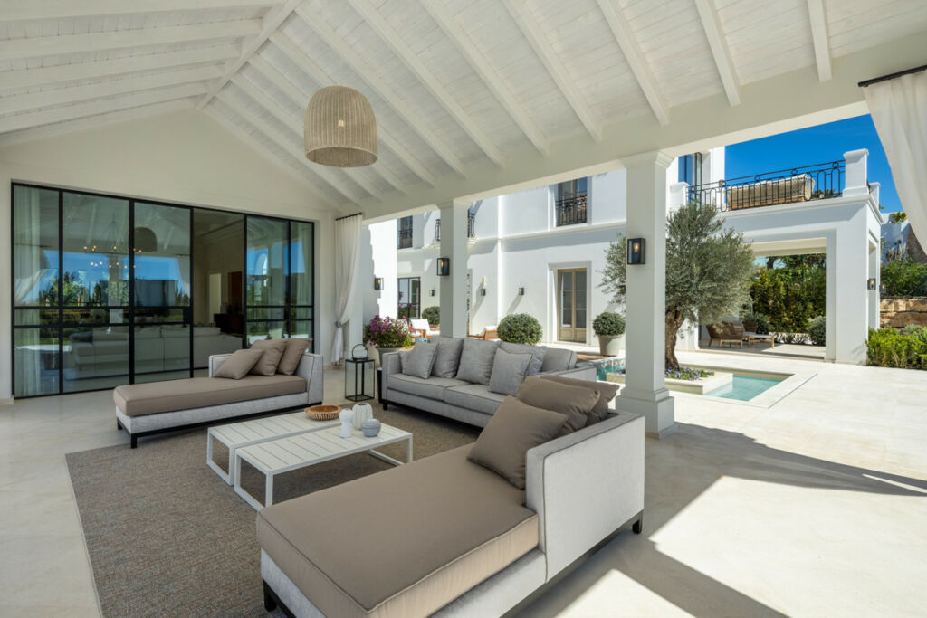 Detached Villa Nueva Andalucía Málaga - image 2
