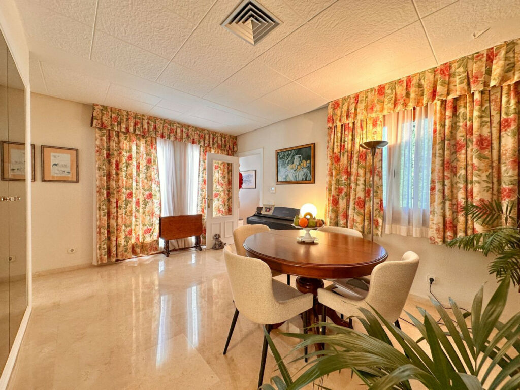 Middle Floor Apartment Nueva Andalucía Málaga - image 2