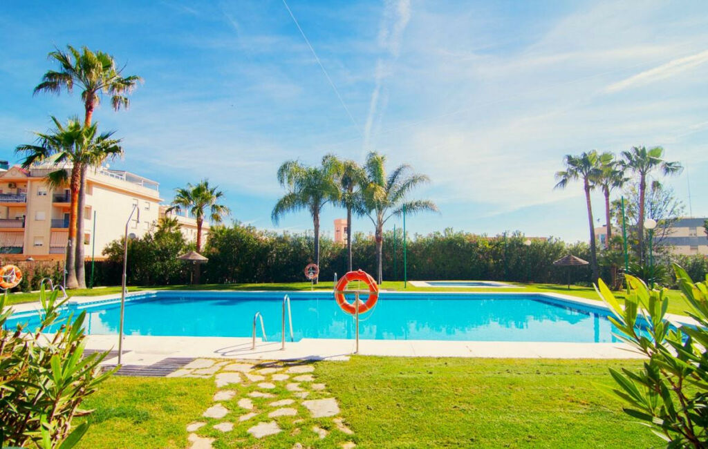 Middle Floor Apartment Estepona Málaga - image 2