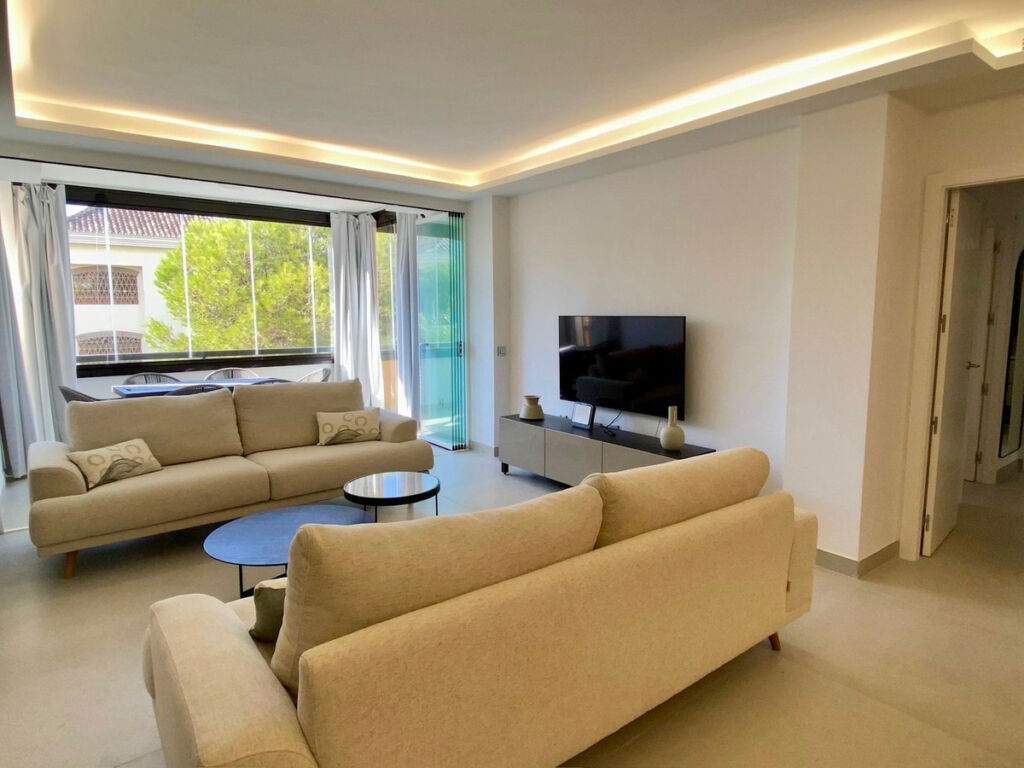 Middle Floor Apartment Elviria Málaga - image 2