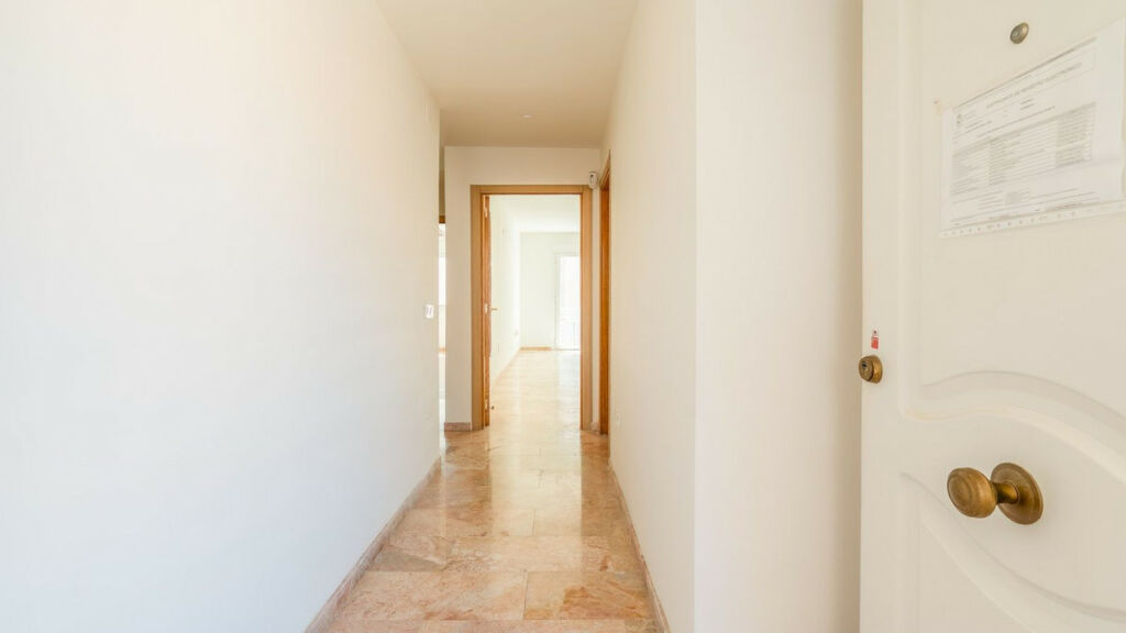 Middle Floor Apartment Fuengirola Málaga - image 2