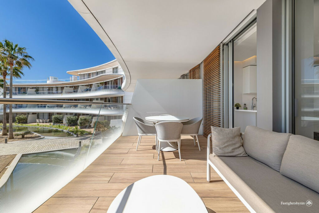 Middle Floor Apartment Estepona Málaga - image 2