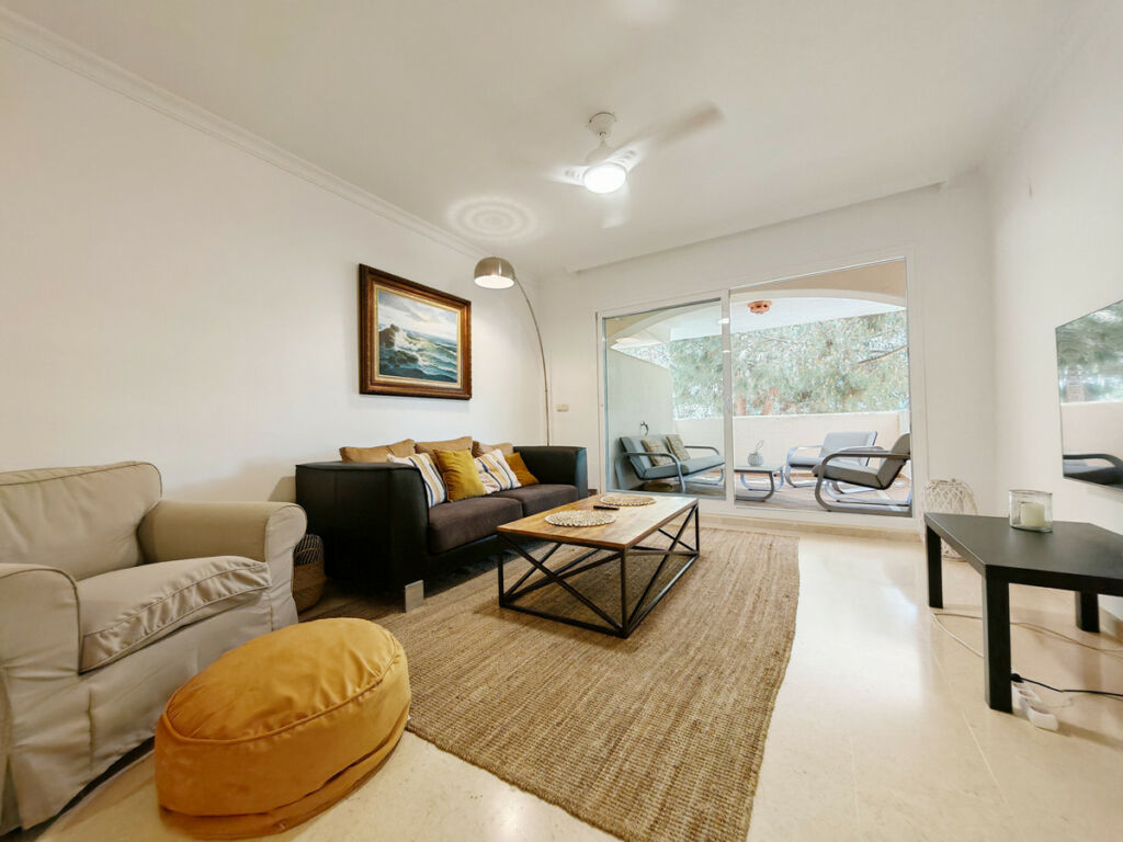 Middle Floor Apartment Elviria Málaga - image 2