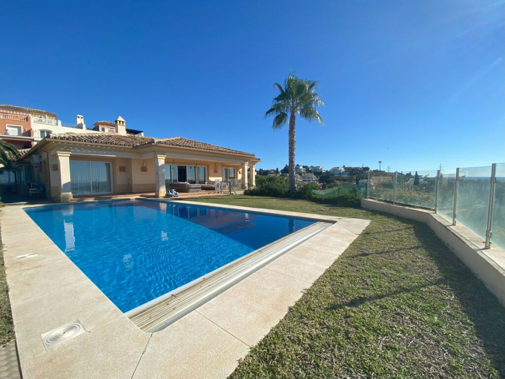 Detached Villa Elviria Málaga - image 2