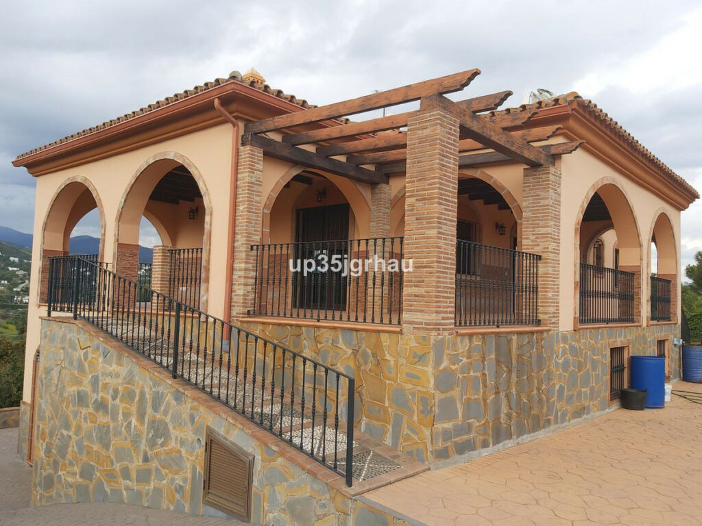 Detached Villa Estepona Málaga - image 2