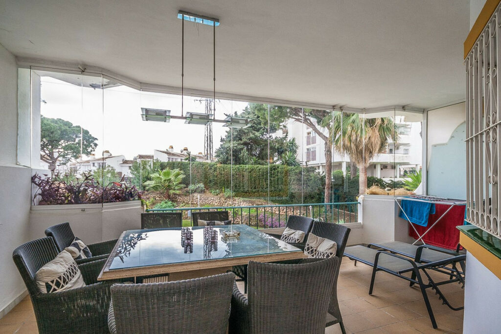 Middle Floor Apartment Calahonda Málaga - image 2