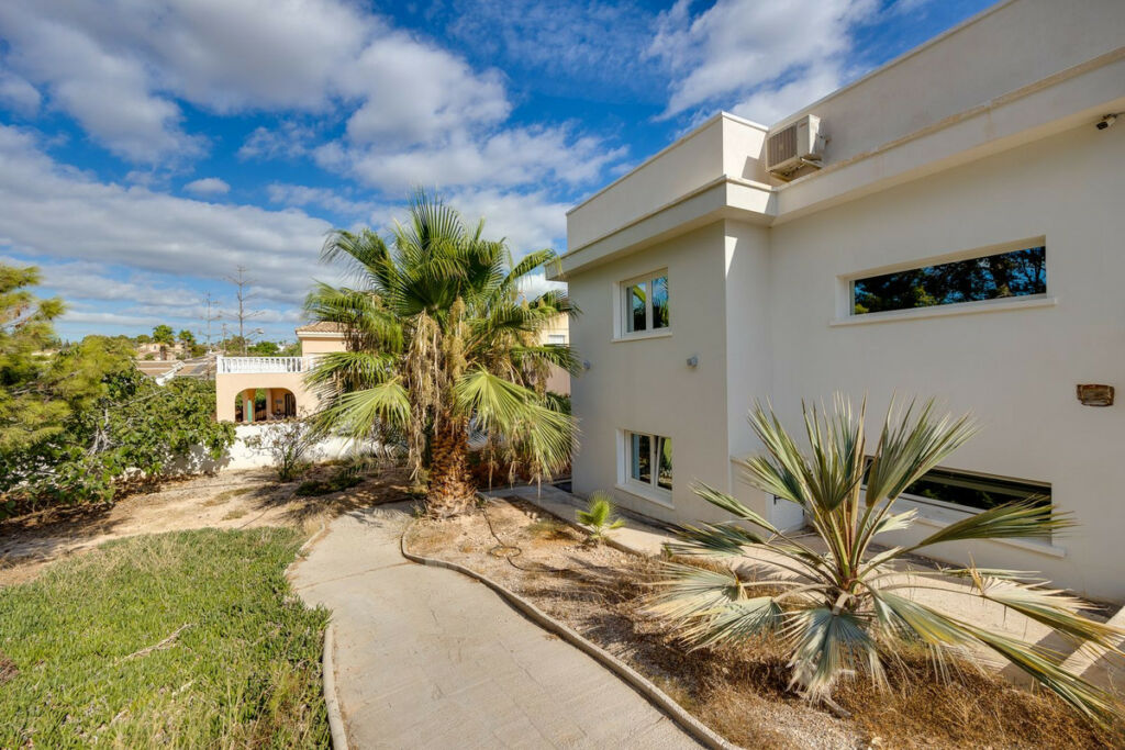 Detached Villa Ciudad Quesada Alicante - image 2