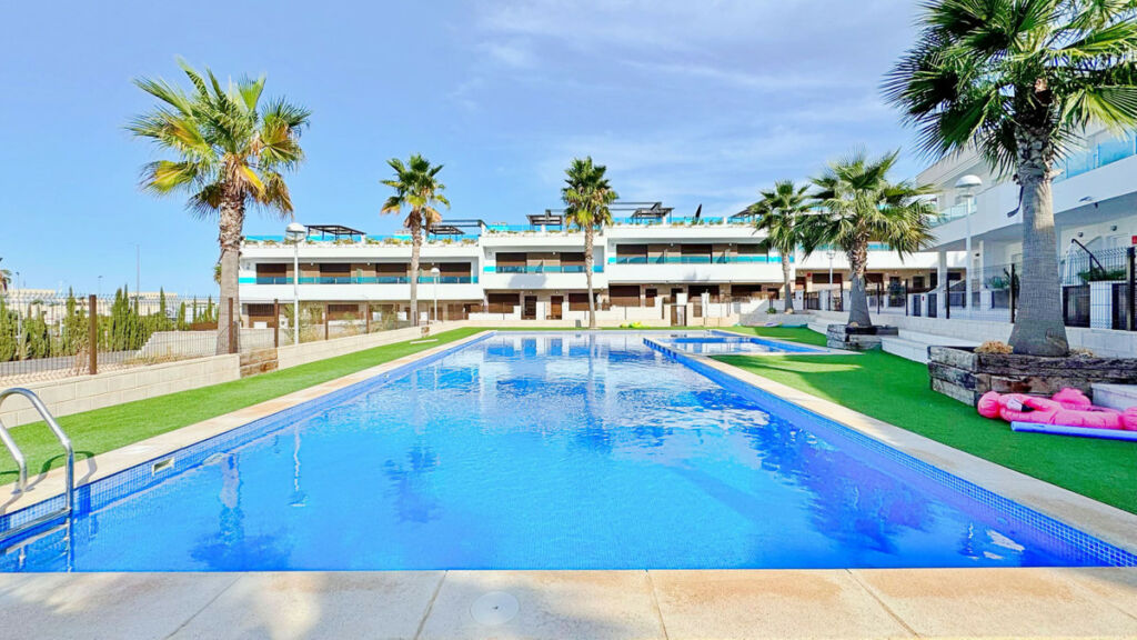 Townhouse Los Balcones Alicante - image 2