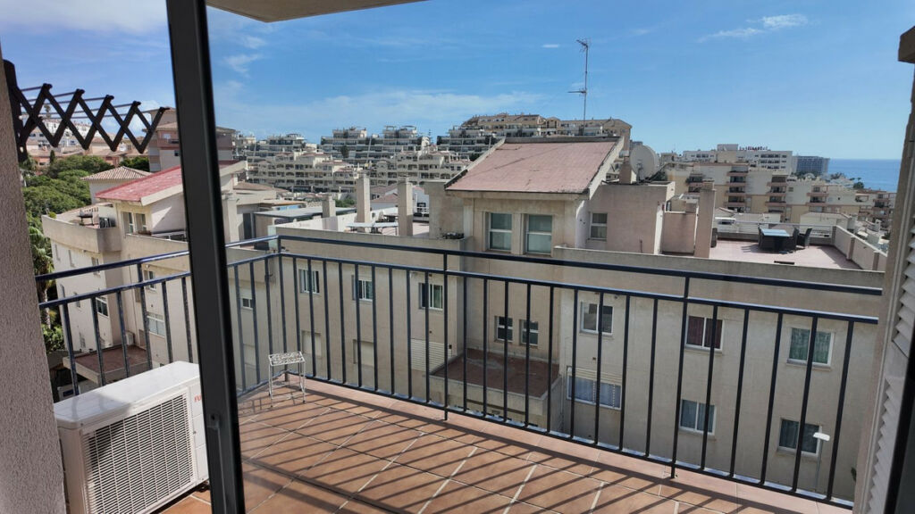 Middle Floor Apartment Benalmadena Málaga - image 2