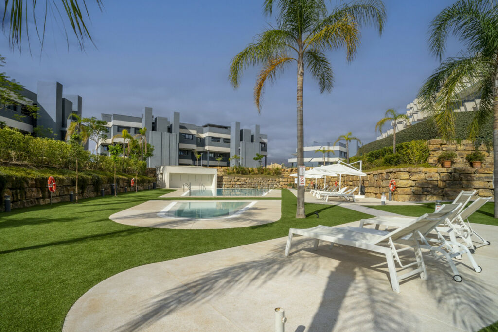 Middle Floor Apartment Estepona Málaga - image 2