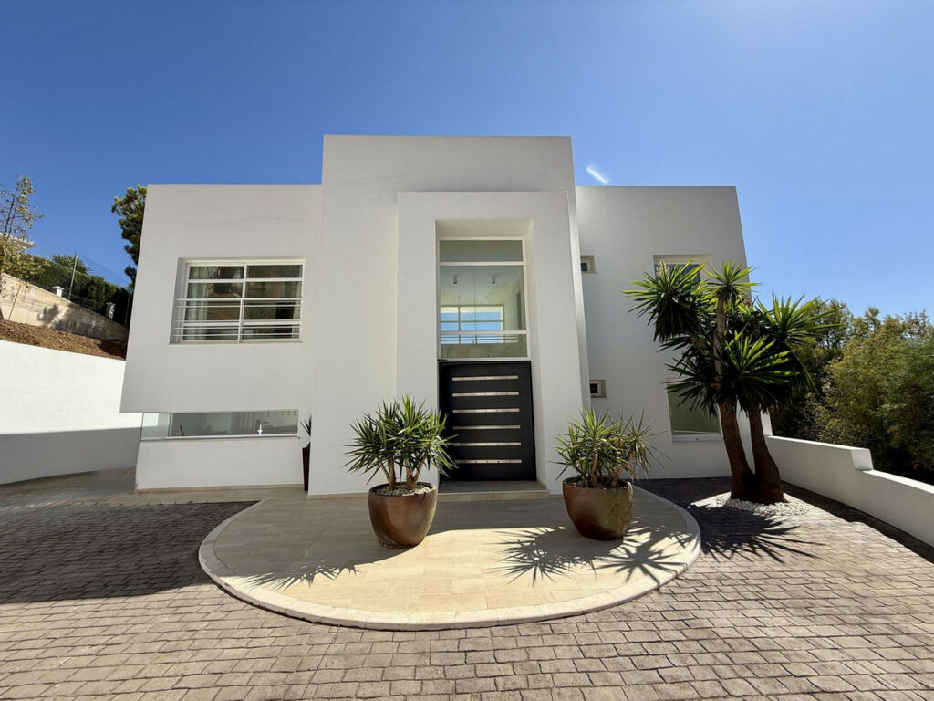 Detached Villa Valtocado Málaga - image 2
