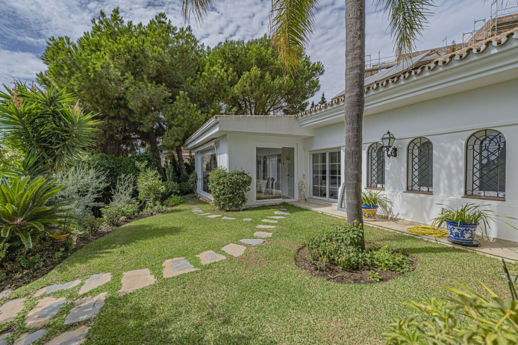 Detached Villa El Paraiso Málaga - image 2