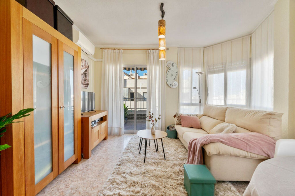 Middle Floor Apartment Torrevieja Alicante - image 2