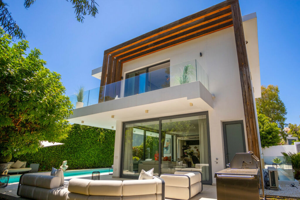 Detached Villa Estepona Málaga - image 2