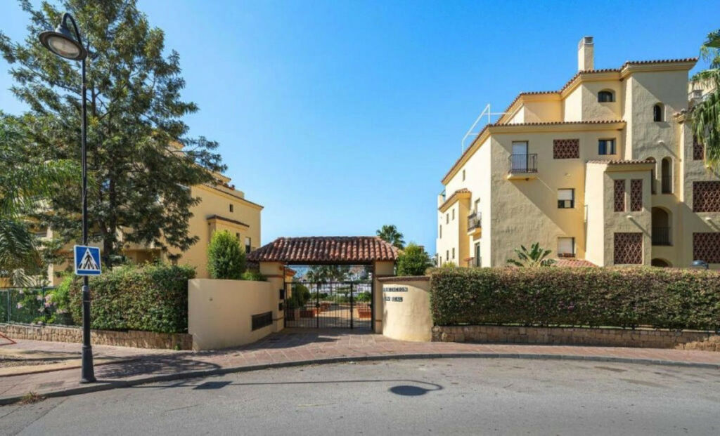 Ground Floor Apartment Estepona Málaga - image 2