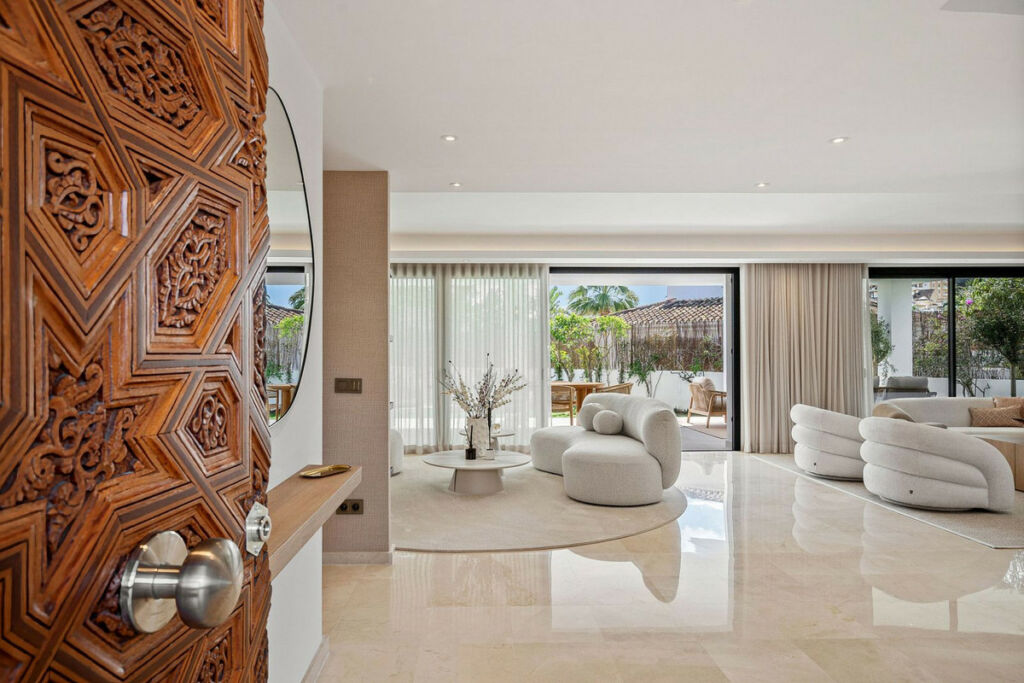 Detached Villa Nueva Andalucía Málaga - image 2