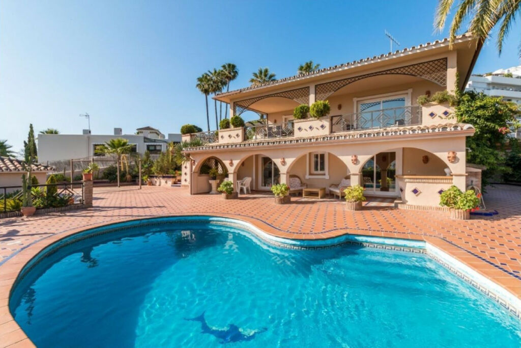 Detached Villa Guadalmina Alta Málaga - image 2