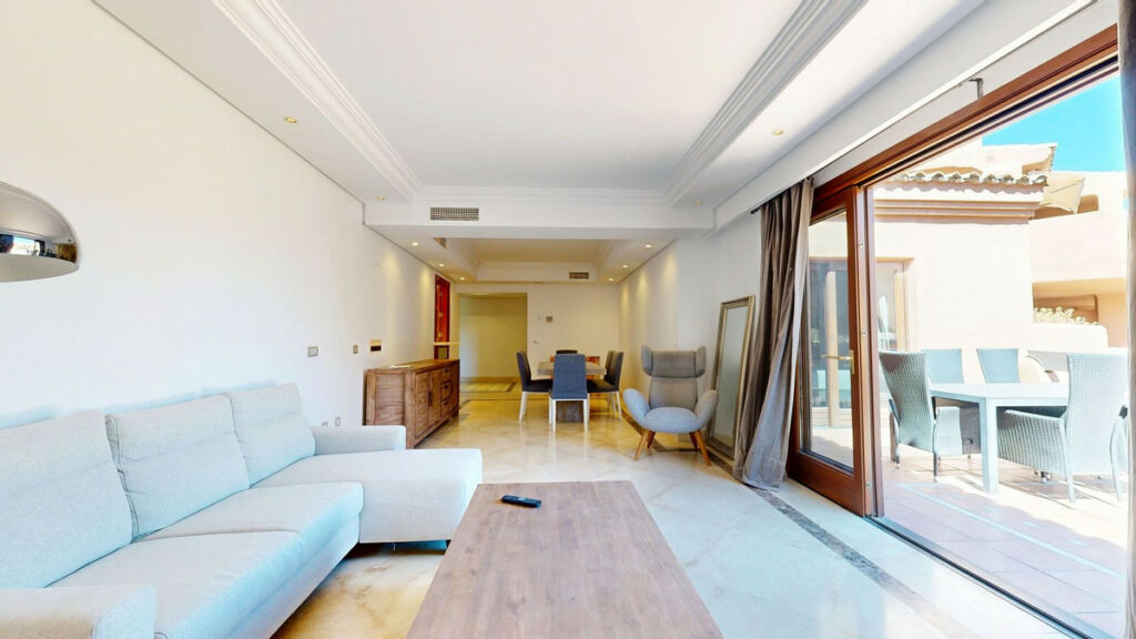 Middle Floor Apartment Estepona Málaga - image 2