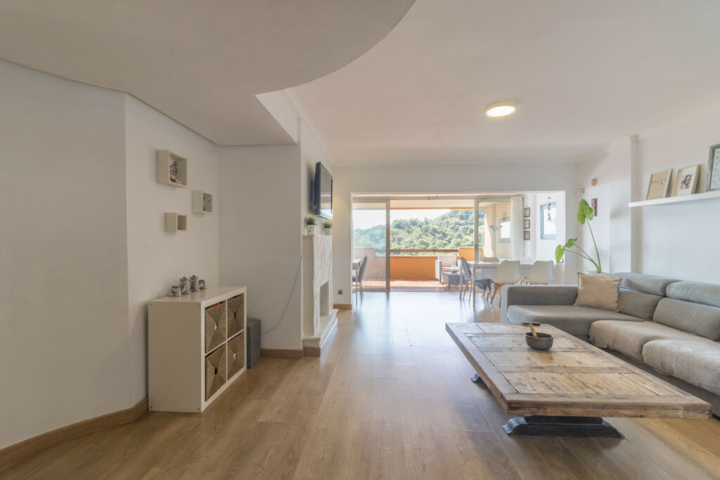 Middle Floor Apartment La Mairena Málaga - image 2