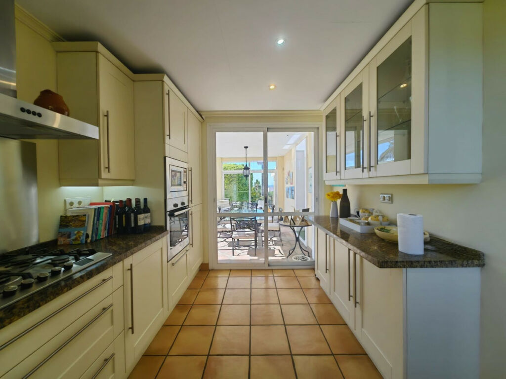 Detached Villa Estepona Málaga - image 20
