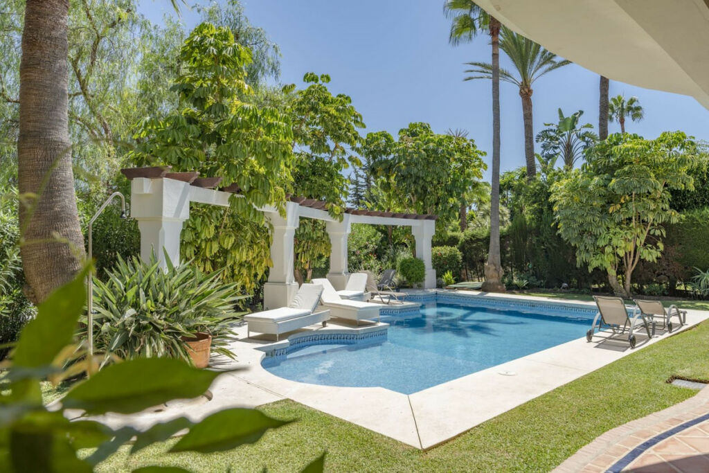 Detached Villa Nueva Andalucía Málaga - image 20