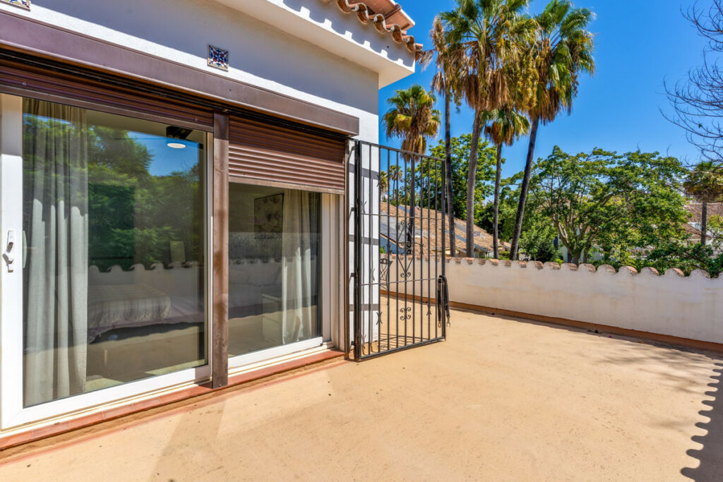 Detached Villa Nueva Andalucía Málaga - image 20