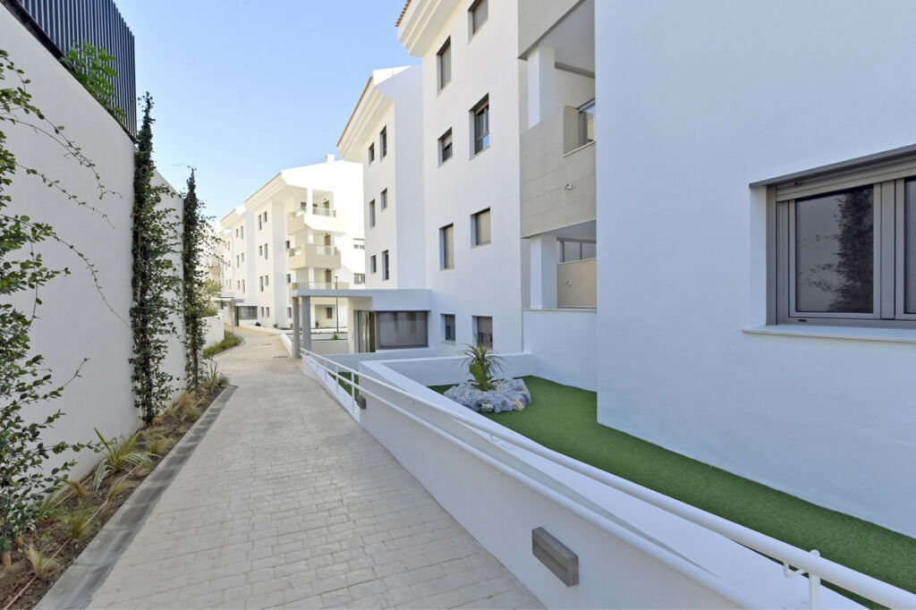 Middle Floor Apartment Benalmadena Málaga - image 19