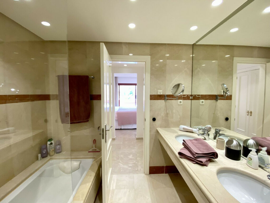 Middle Floor Apartment Estepona Málaga - image 20
