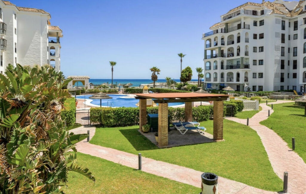 Middle Floor Apartment La Duquesa Málaga - image 20