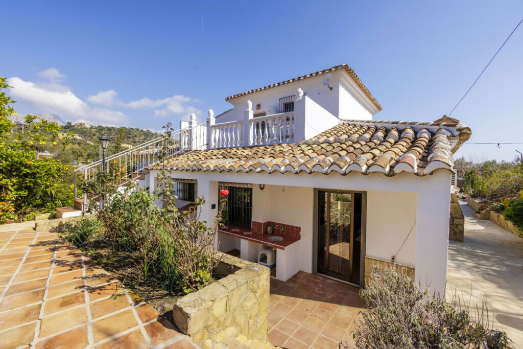 Detached Villa Riogordo Málaga - image 20