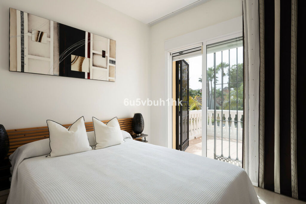Detached Villa Sierrezuela Málaga - image 21