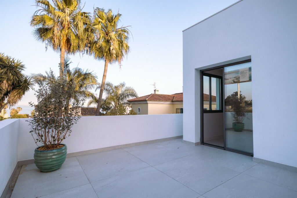 Detached Villa Estepona Málaga - image 21