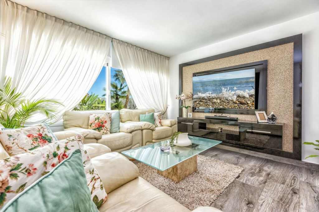 Detached Villa Estepona Málaga - image 21
