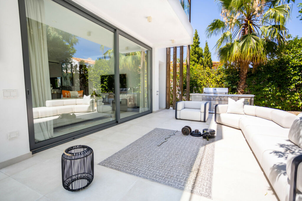 Detached Villa Estepona Málaga - image 21