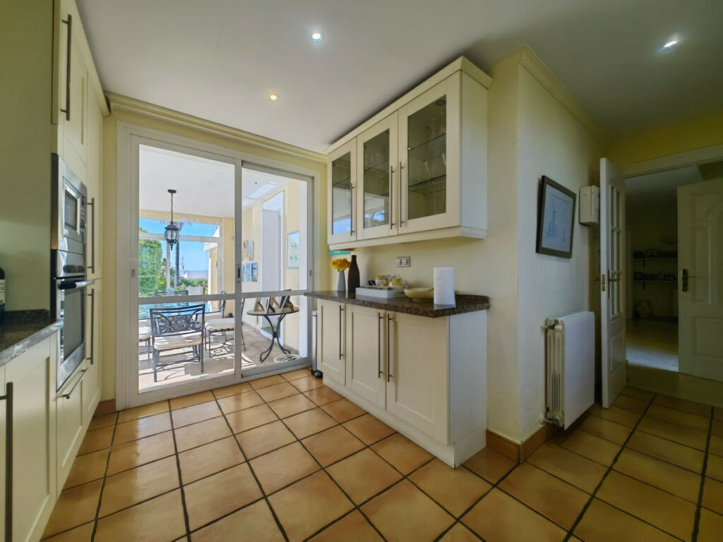Detached Villa Estepona Málaga - image 21
