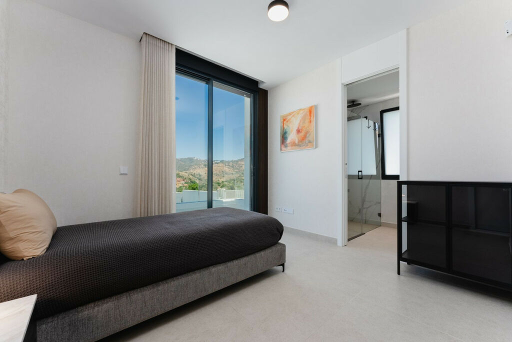 Middle Floor Apartment Cabopino Málaga - image 21