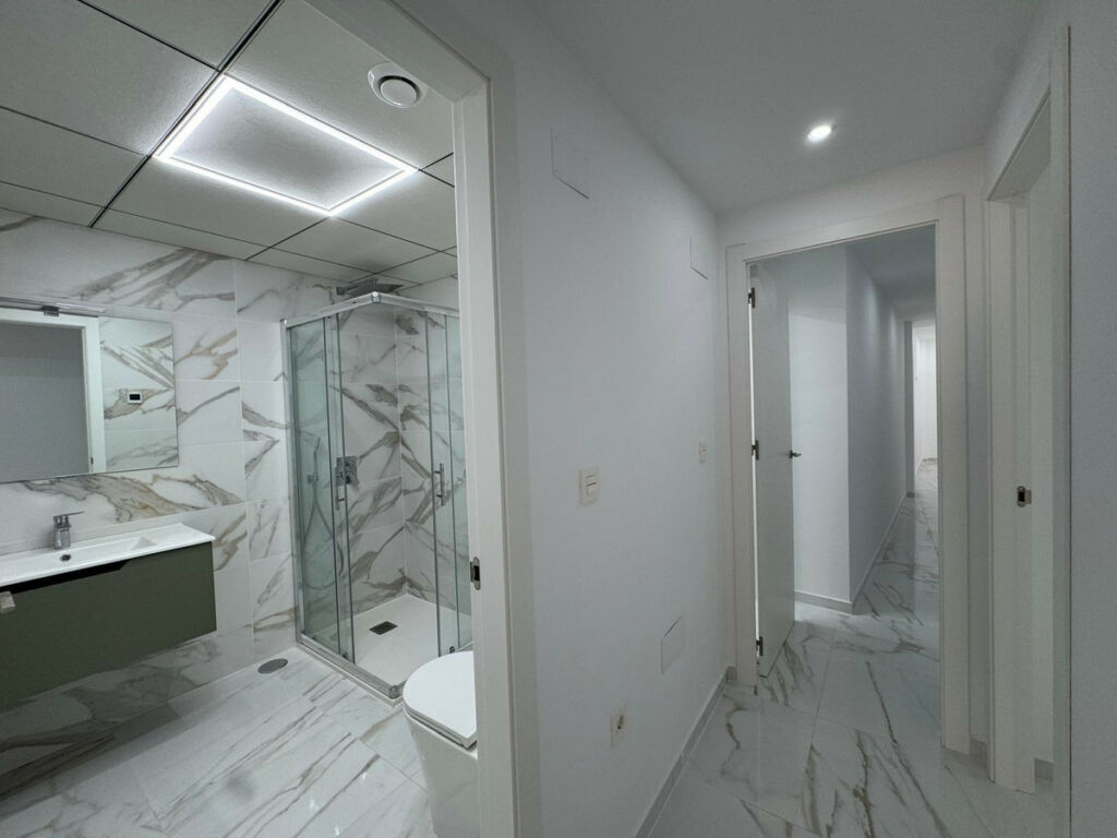 Middle Floor Apartment Torrevieja Alicante - image 21