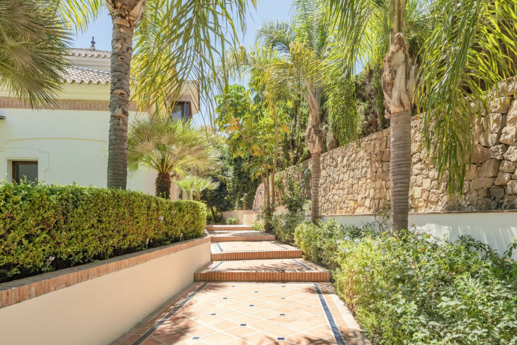 Detached Villa Nueva Andalucía Málaga - image 21