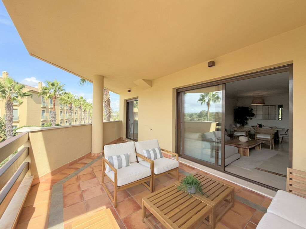 Middle Floor Apartment Sotogrande Puerto Cádiz - image 2
