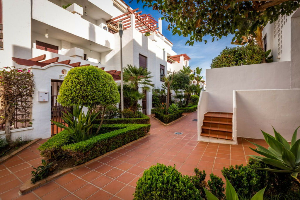 Middle Floor Apartment Nueva Andalucía Málaga - image 21
