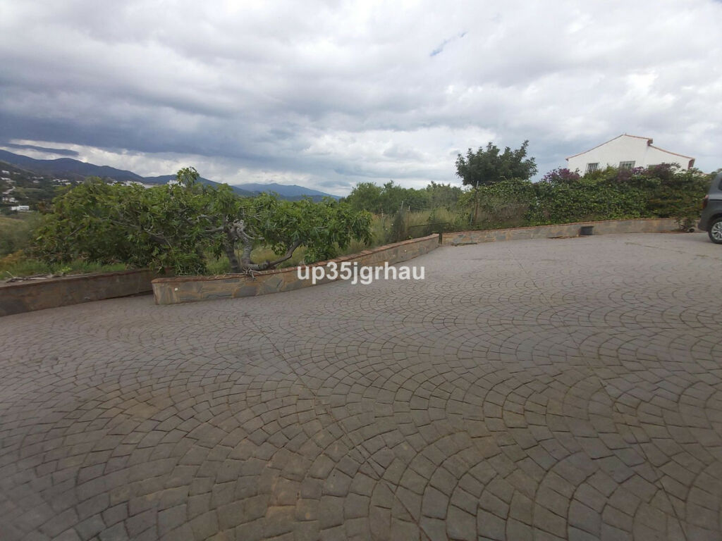 Detached Villa Estepona Málaga - image 22