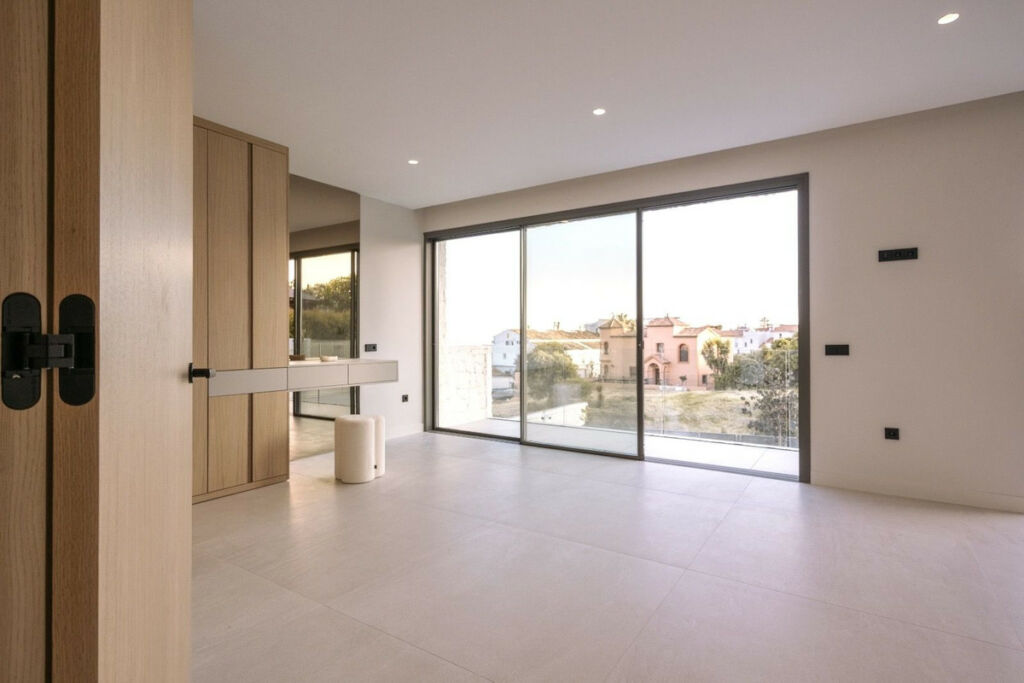 Detached Villa Estepona Málaga - image 22