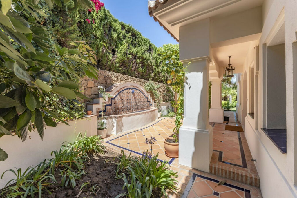 Detached Villa Nueva Andalucía Málaga - image 22