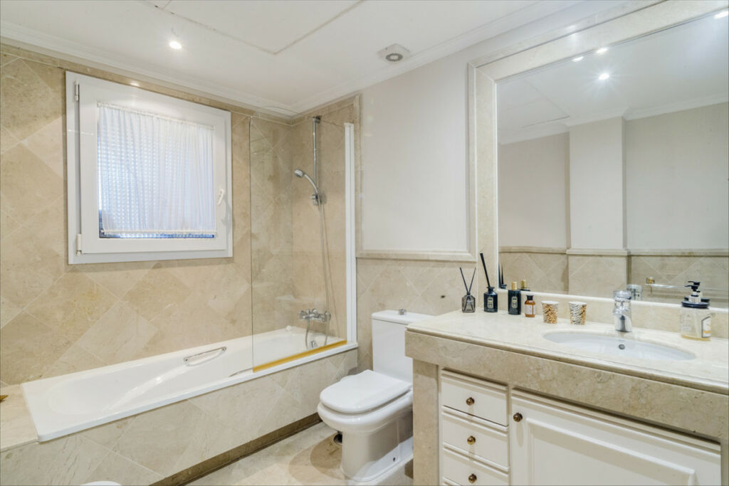 Middle Floor Apartment The Golden Mile Málaga - image 22