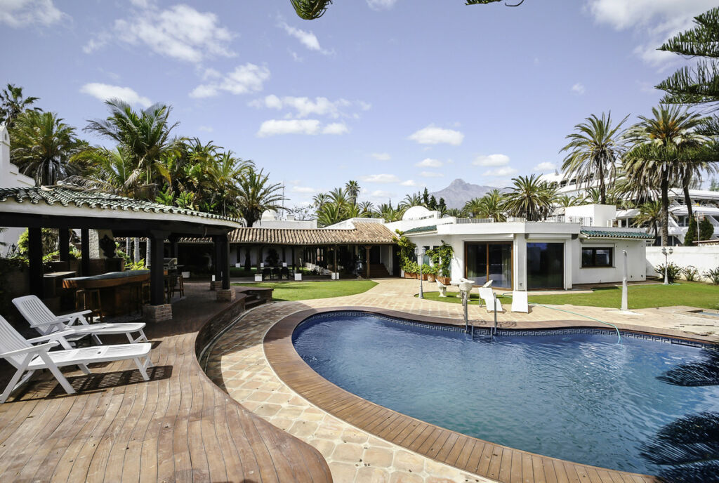 Detached Villa The Golden Mile Málaga - image 23