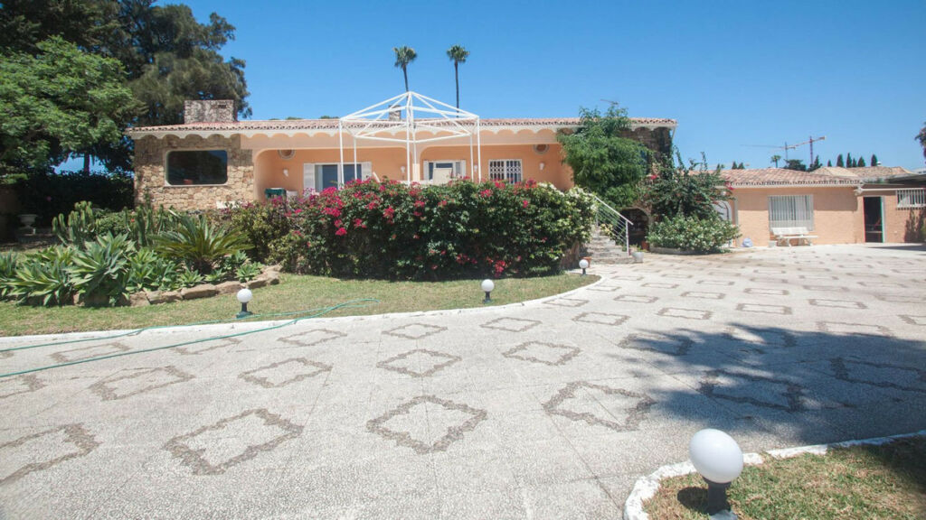 Detached Villa Estepona Málaga - image 23