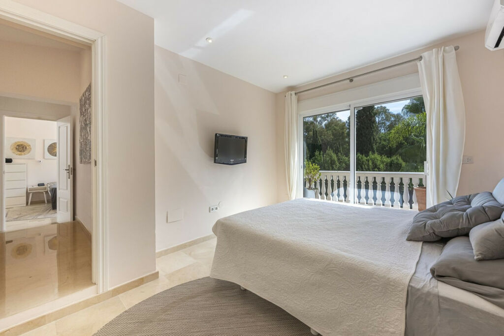 Detached Villa Calahonda Málaga - image 23