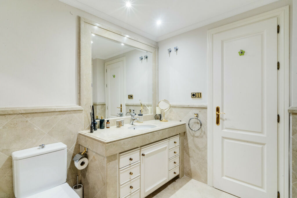 Middle Floor Apartment The Golden Mile Málaga - image 23