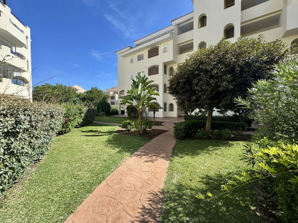 Middle Floor Apartment Elviria Málaga - image 23