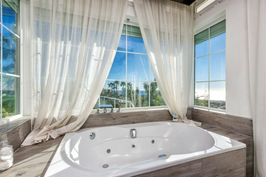 Detached Villa Estepona Málaga - image 23
